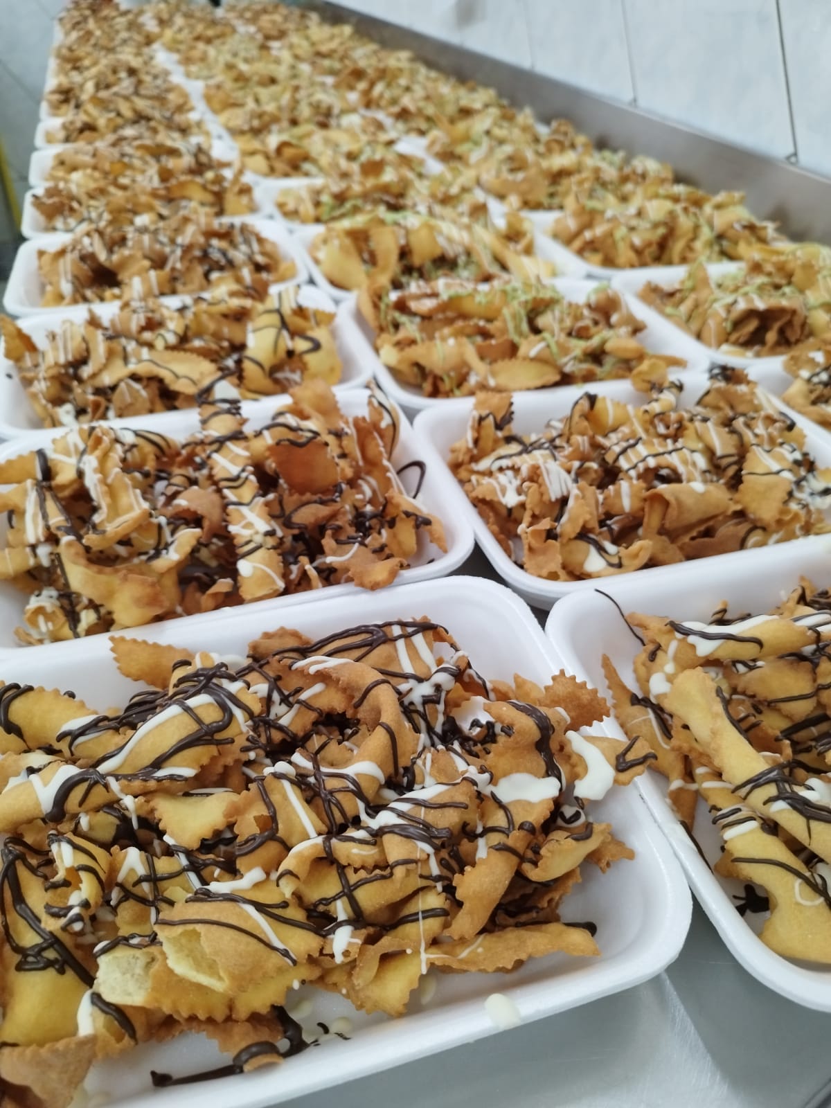 Chiacchiere con cioccolato e pistacchio
